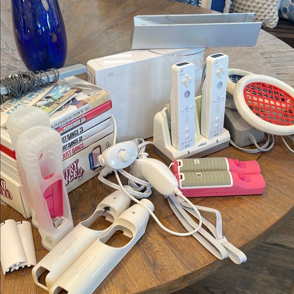Nintendo Wii Console Bundle - White and Pink